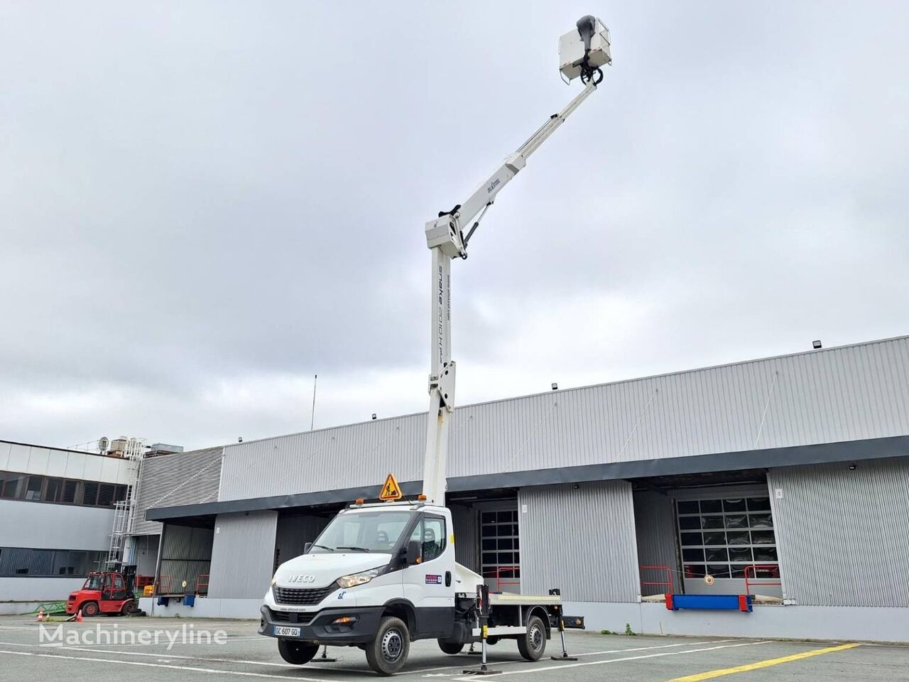 IVECO DAILY plataforma sobre camión